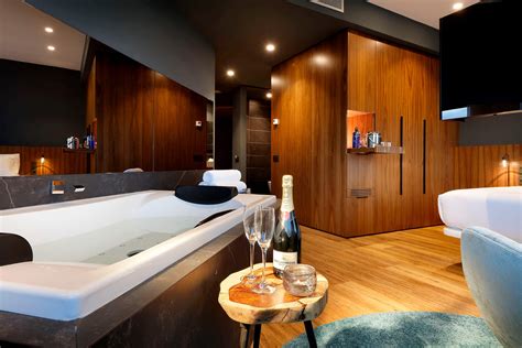 hotels with jacuzzi suites